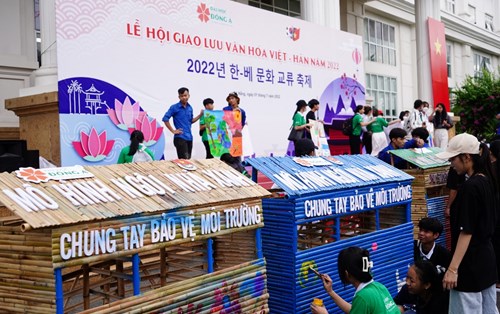 Chiến dịch làm sạch bãi biển khởi động chương trình tình nguyện hè 2022 sinh viên ĐH Đông Á